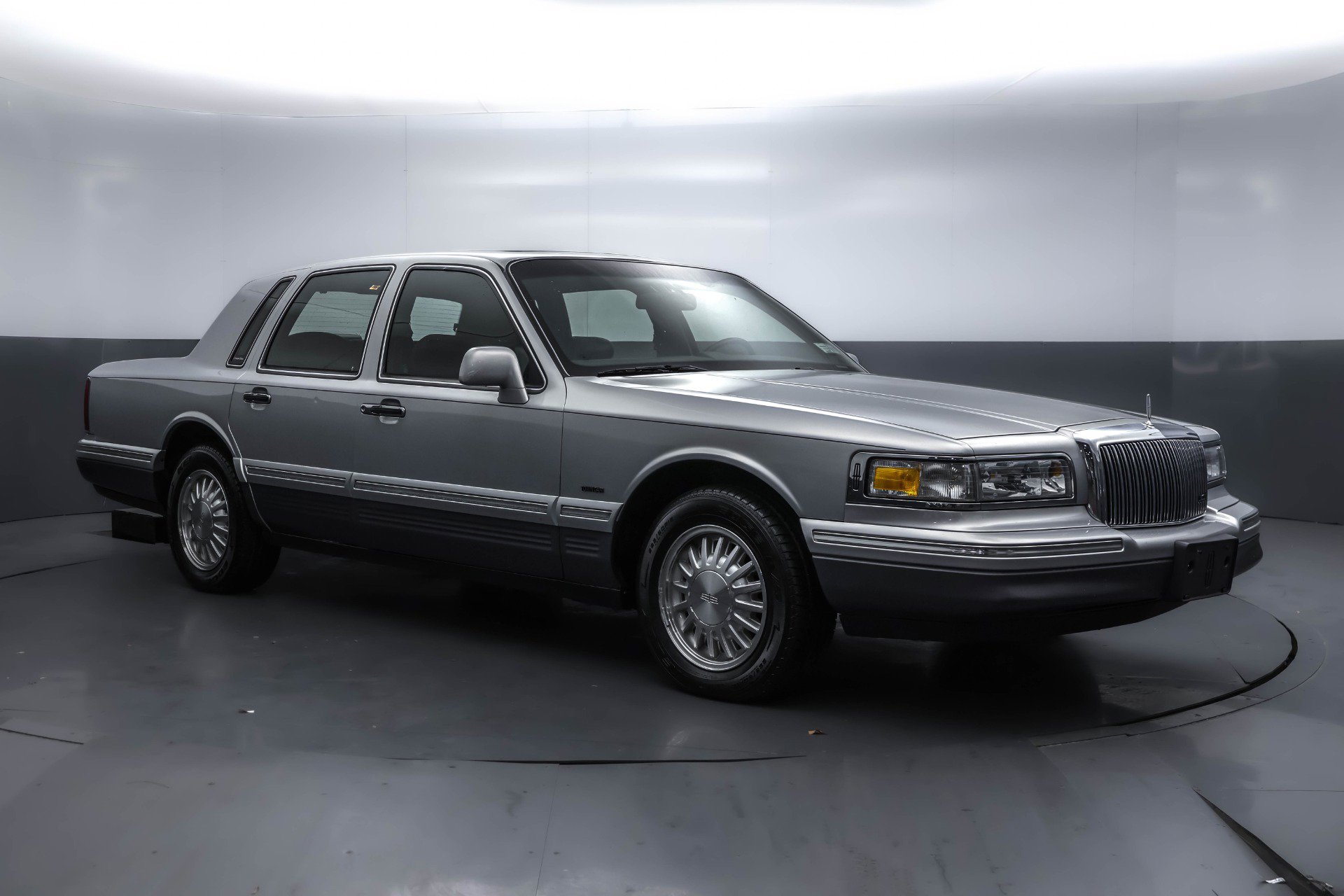 Used 1995 Lincoln Town Car Signature image 4