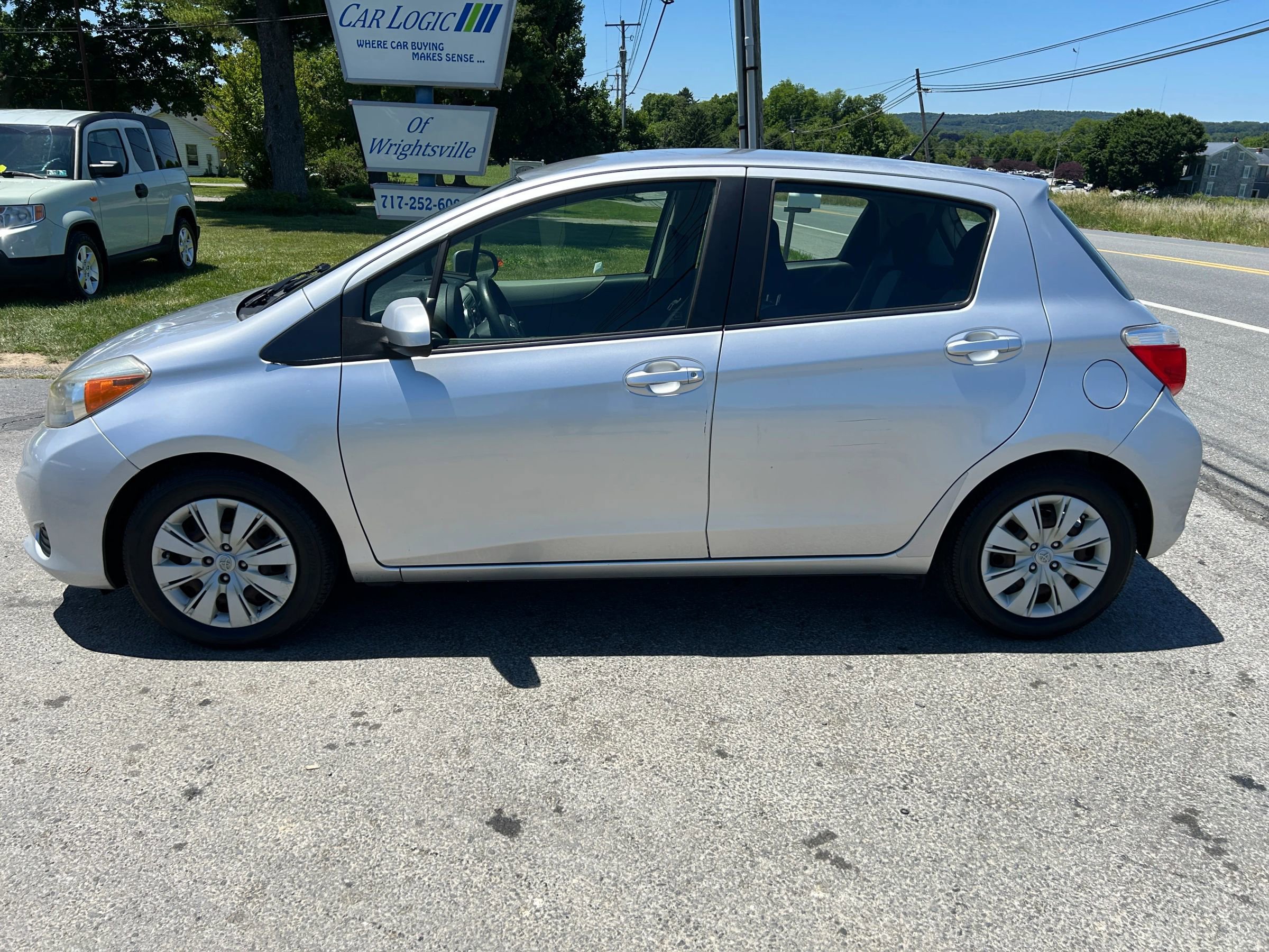 Used 2012 Toyota Yaris LE FWD image 6