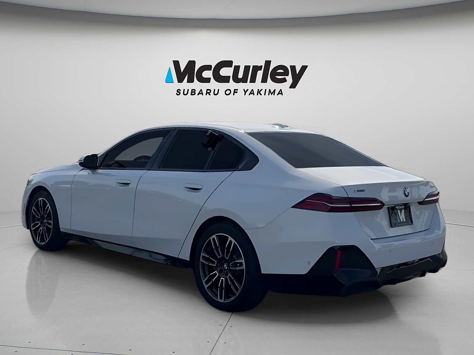 Used 2025 BMW 530i xDrive w/ M Sport Package AWD/4WD image 4