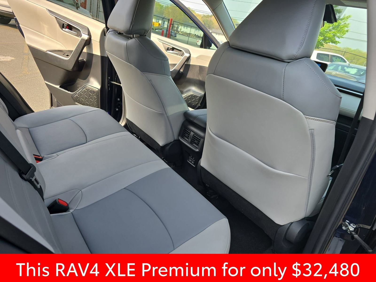 Used 2023 Toyota RAV4 XLE Premium image 18
