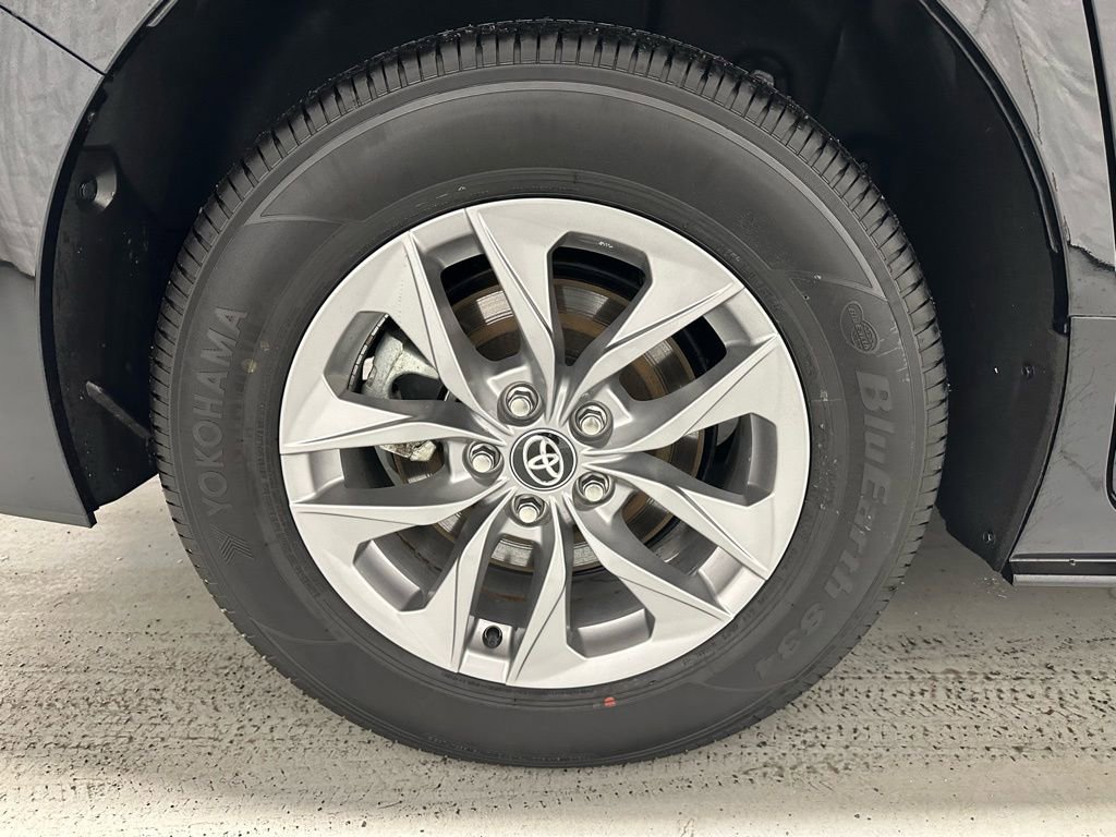 Used 2025 Toyota Sienna XLE image 70
