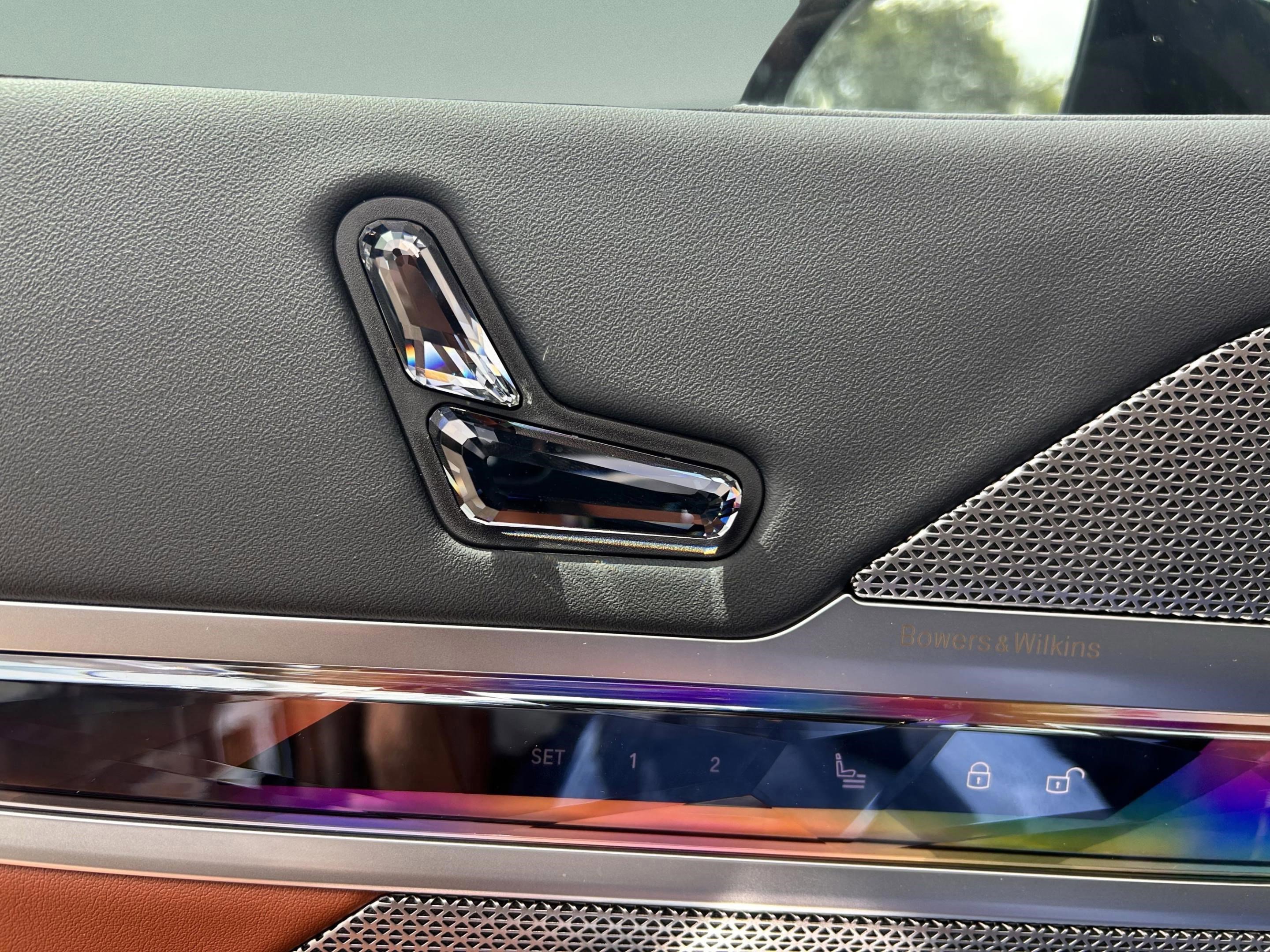 Used 2025 BMW 740i w/ Premium Package image 23