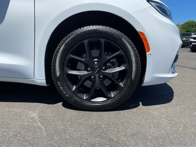 Used 2025 Chrysler Pacifica Limited AWD/4WD image 35