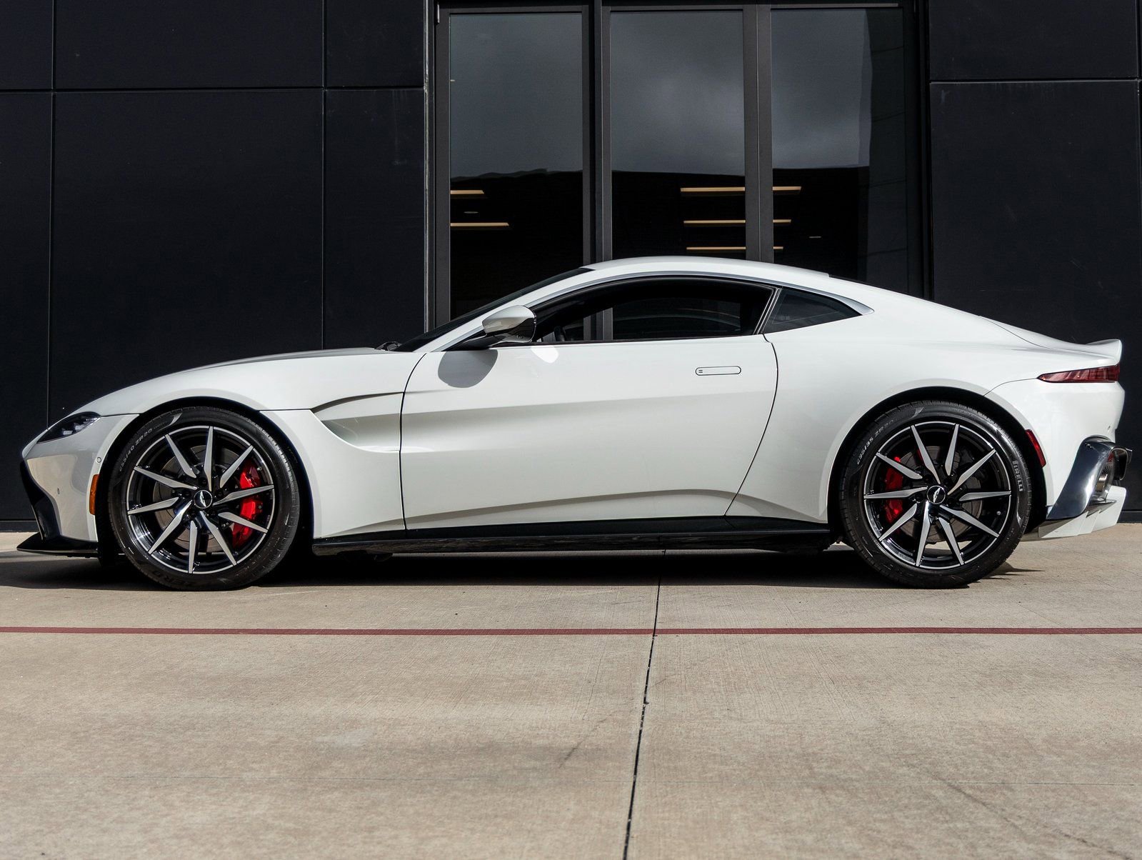 Used 2019 Aston Martin V8 Vantage Coupe image 9