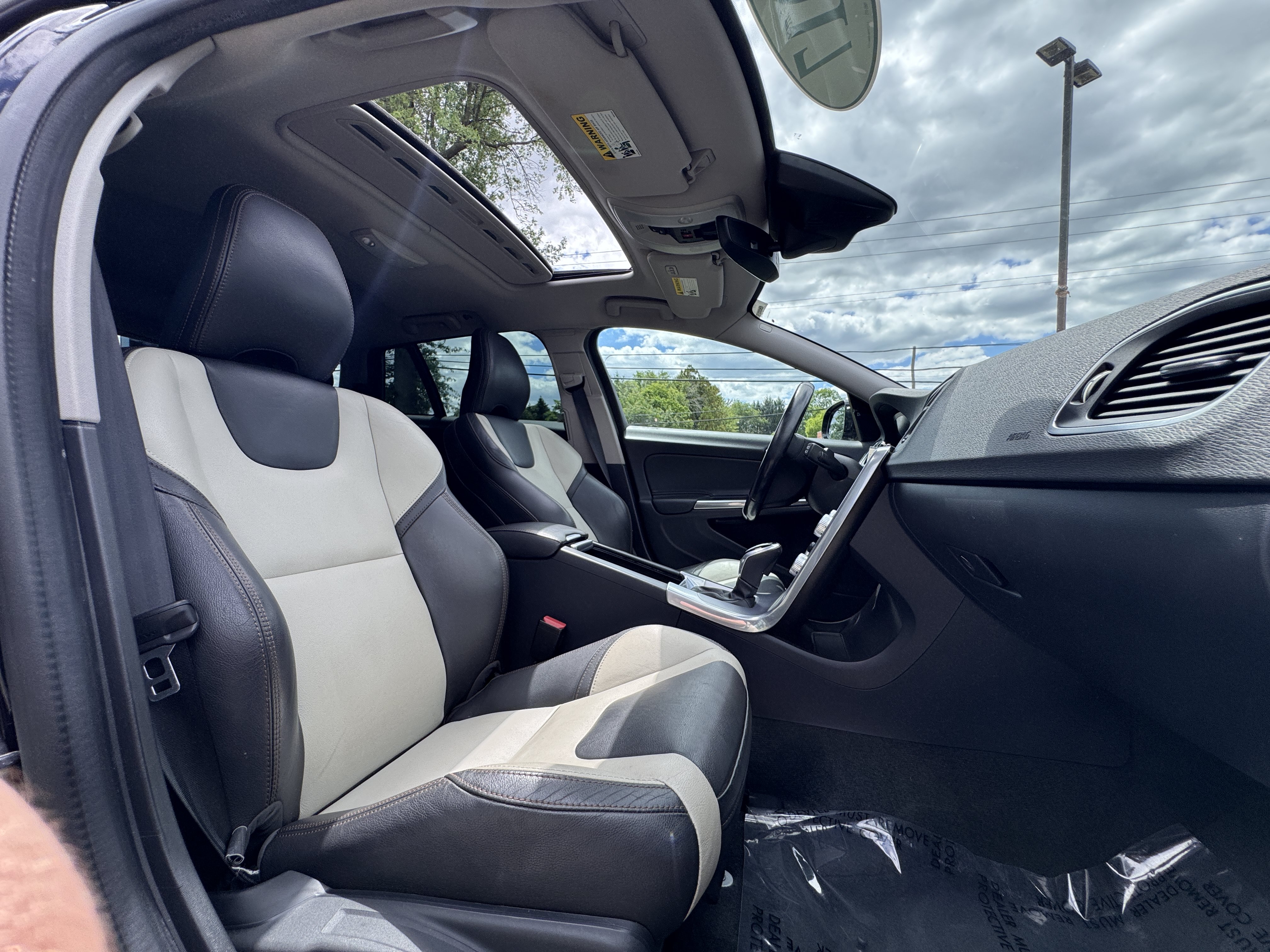 Used 2017 Volvo V60 T5 Cross Country w/ Climate Package AWD/4WD image 13
