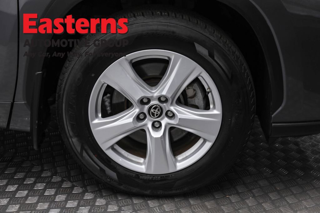 Used 2024 Toyota Highlander LE image 32