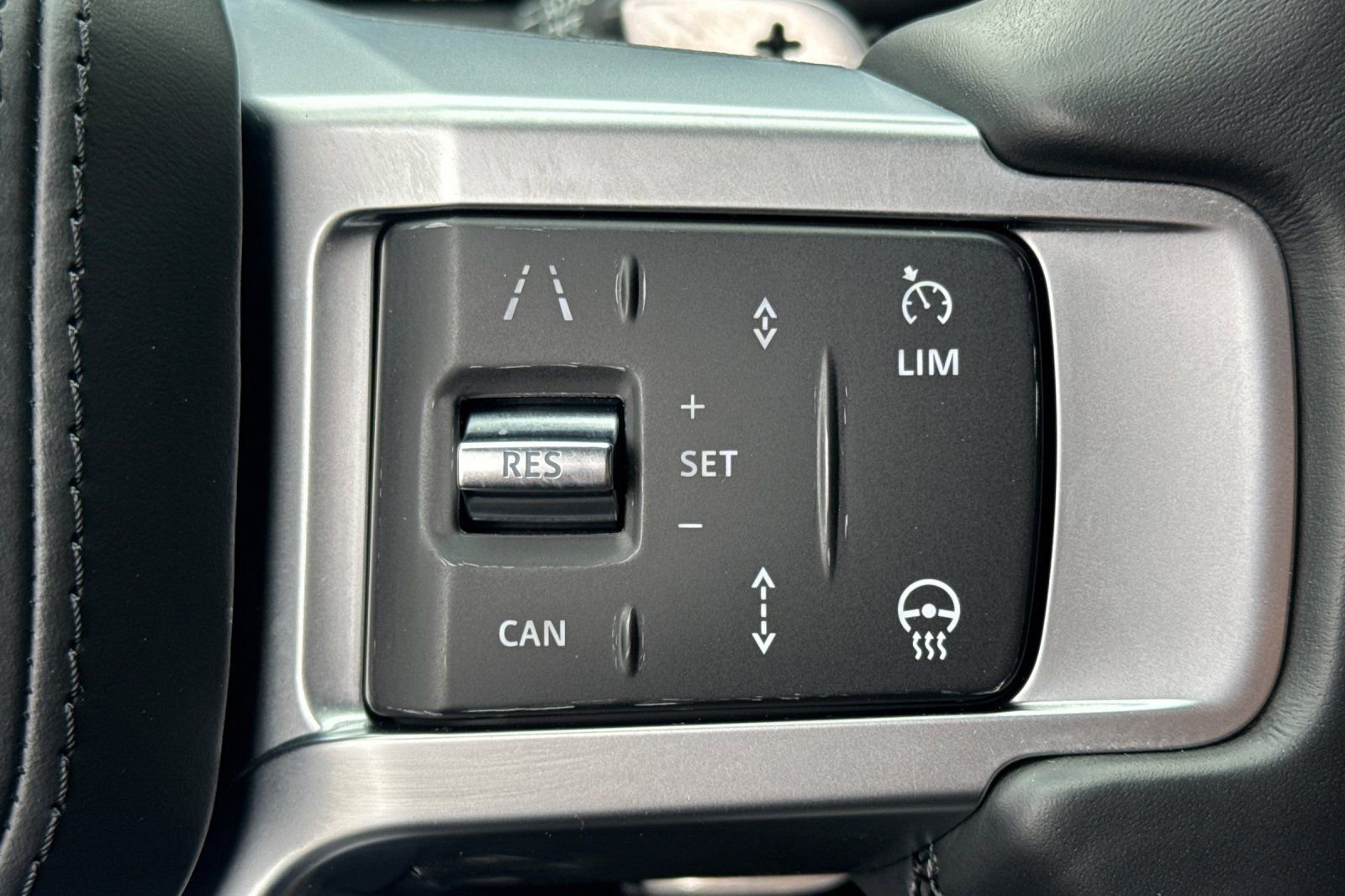 Certified 2024 Land Rover Discovery Metropolitan Edition image 29