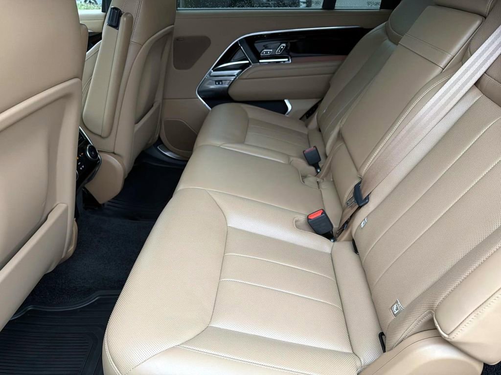 New 2025 Land Rover Range Rover Long Wheelbase SE image 13