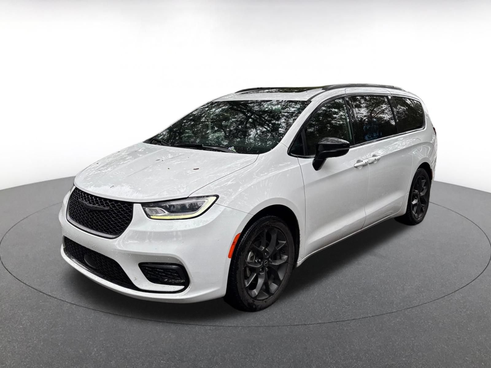 Used 2025 Chrysler Pacifica Limited FWD image 3