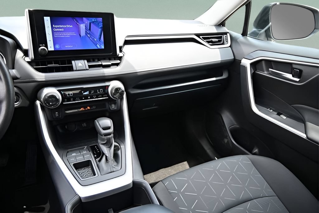 Used 2025 Toyota RAV4 XLE FWD image 25