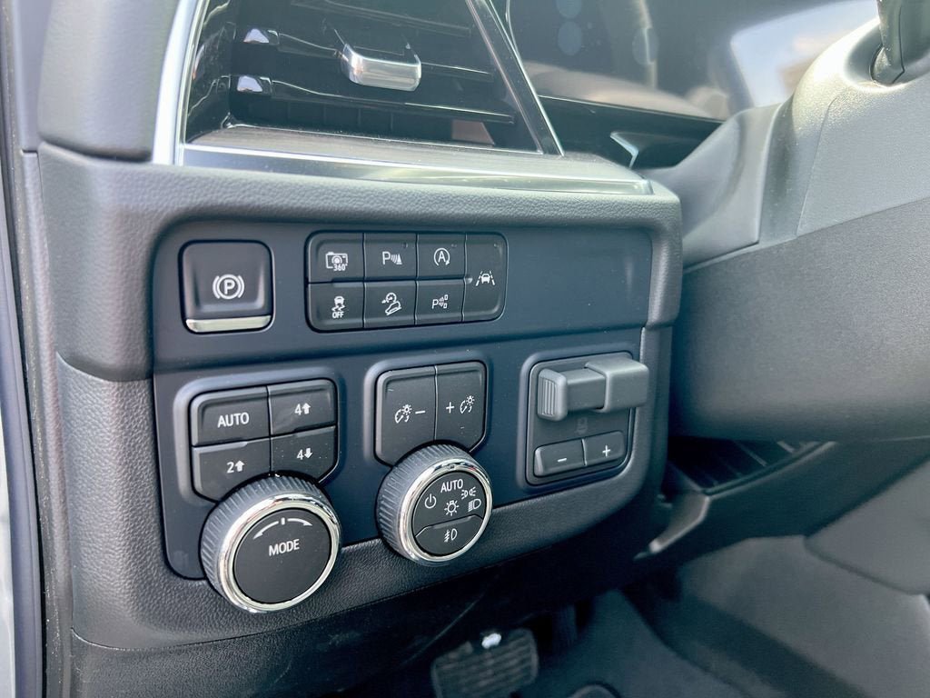 New 2026 Chevrolet Suburban LT w/ Comfort Package AWD/4WD image 16