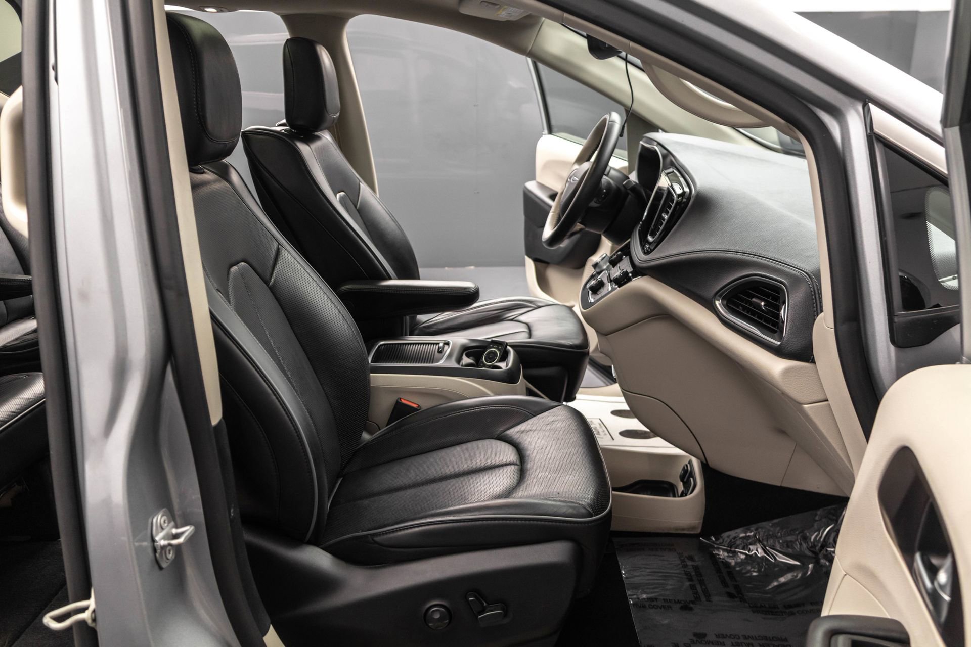 Used 2020 Chrysler Pacifica Limited w/ Advanced Safetytec Group FWD image 40