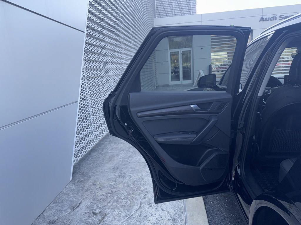 Certified 2025 Audi Q5 e Premium Plus image 30
