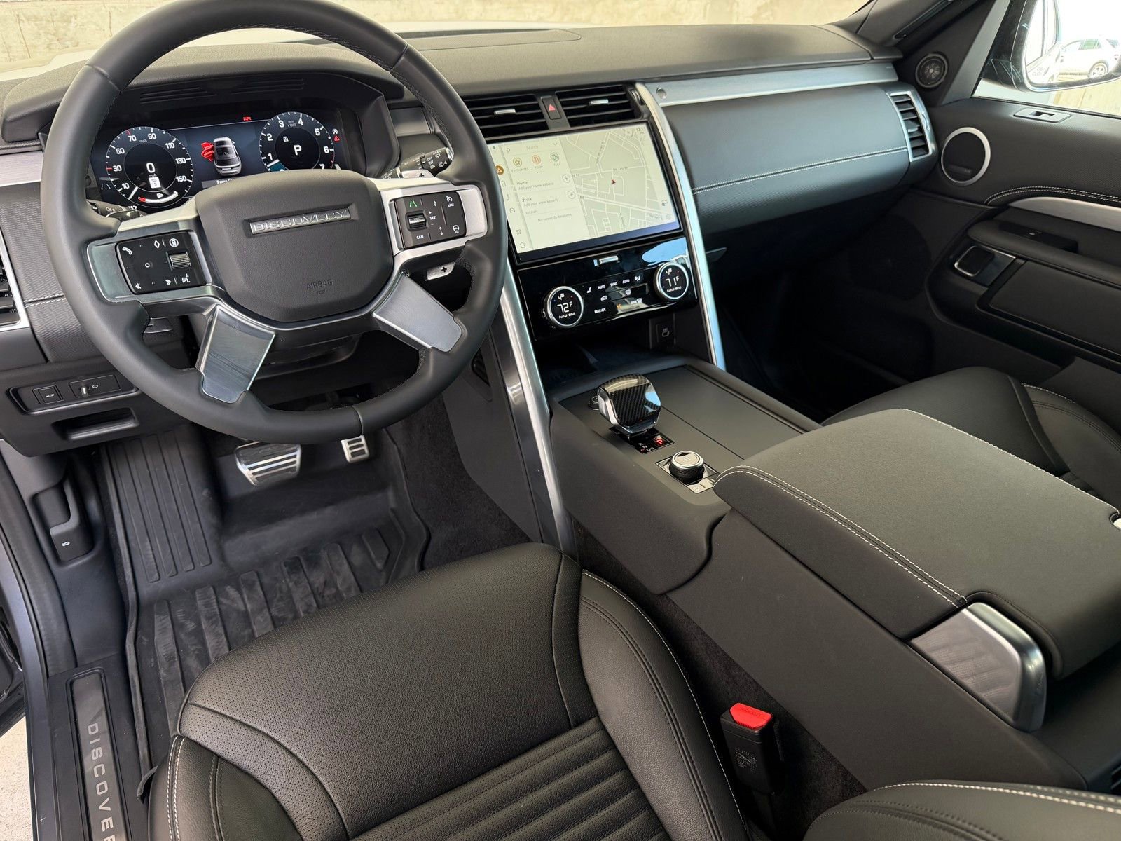 Used 2024 Land Rover Discovery Dynamic SE image 2