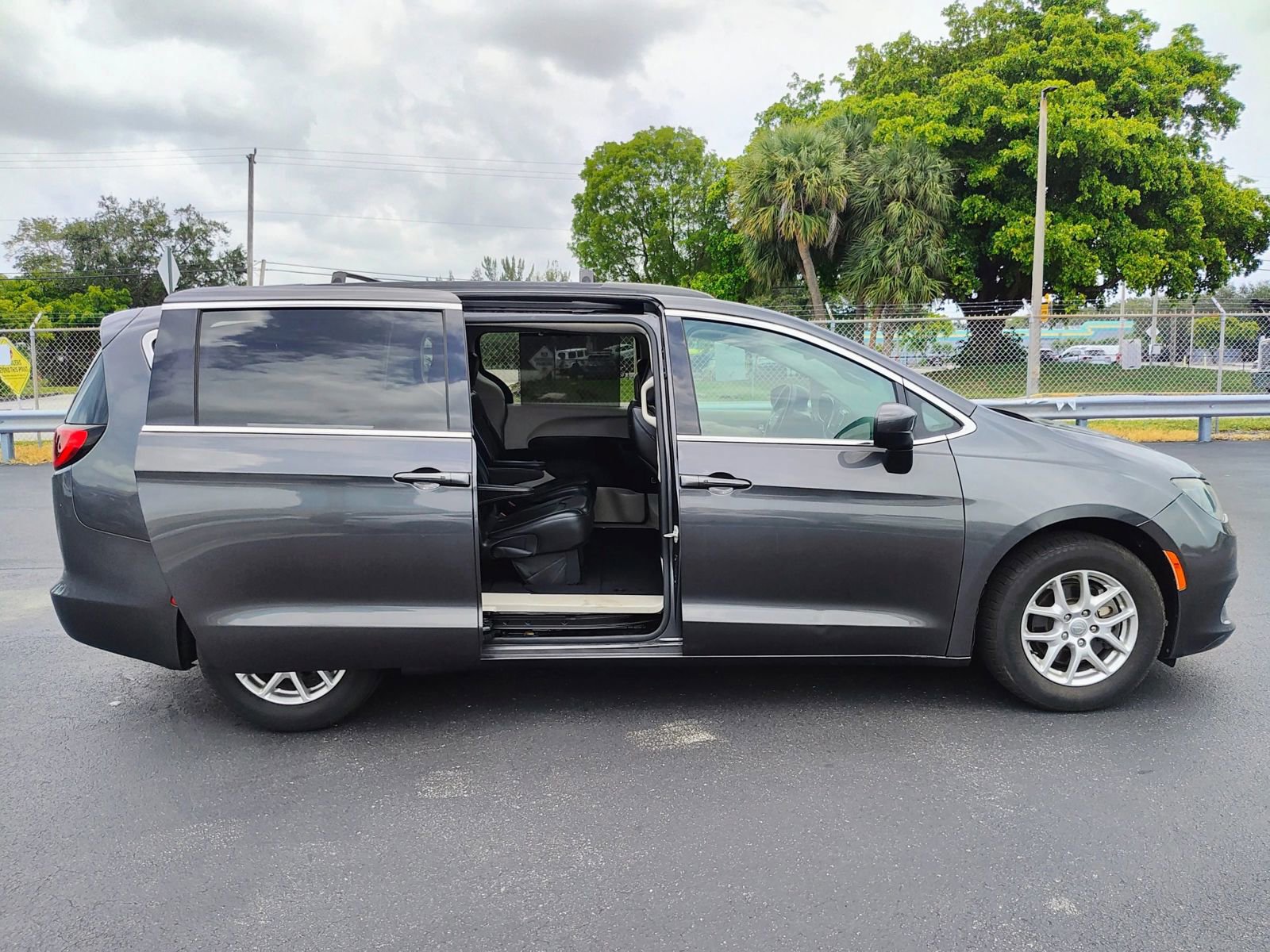 Used 2020 Chrysler Voyager Lxi FWD image 20