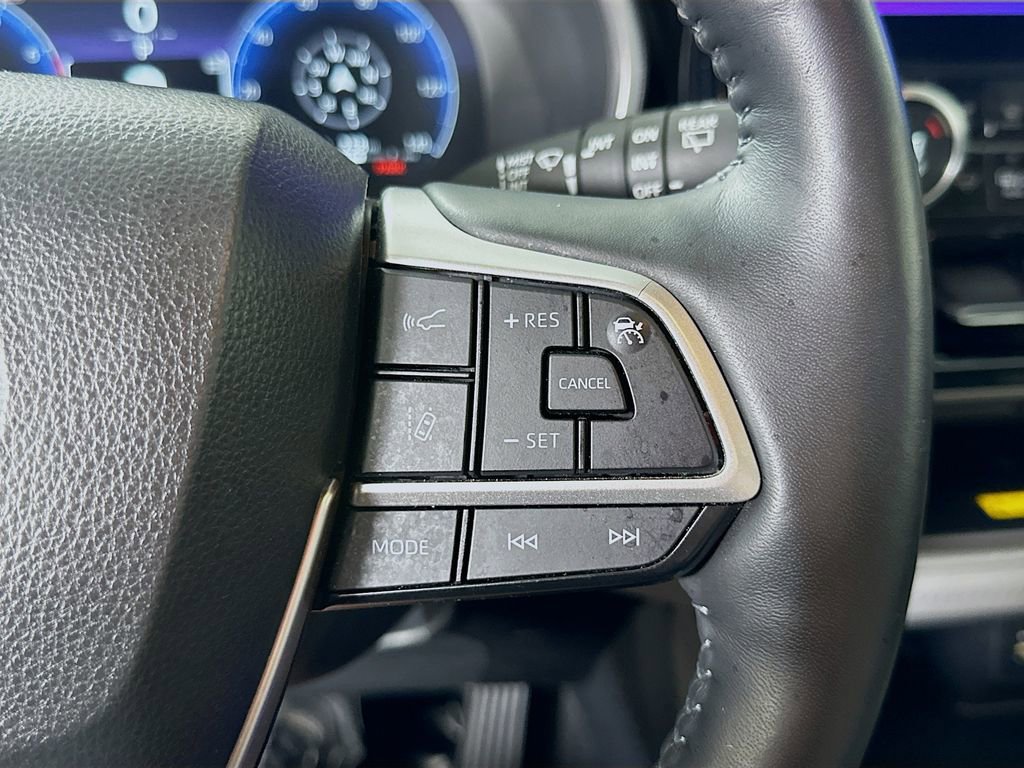Used 2024 Toyota Highlander Limited image 24