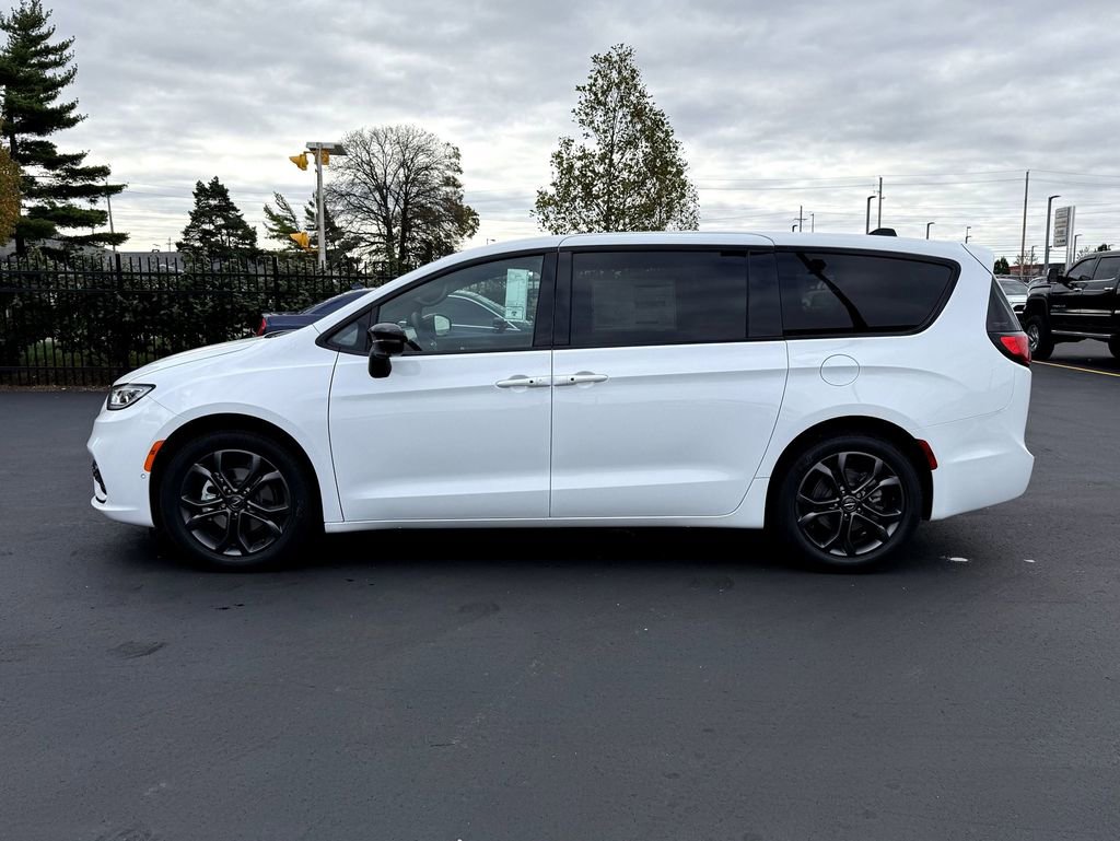 New 2026 Chrysler Pacifica Select image 4