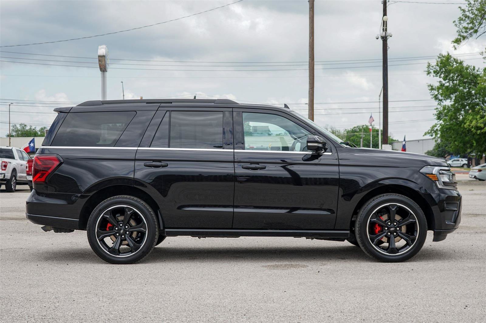 Used 2023 Ford Expedition Limited image 4