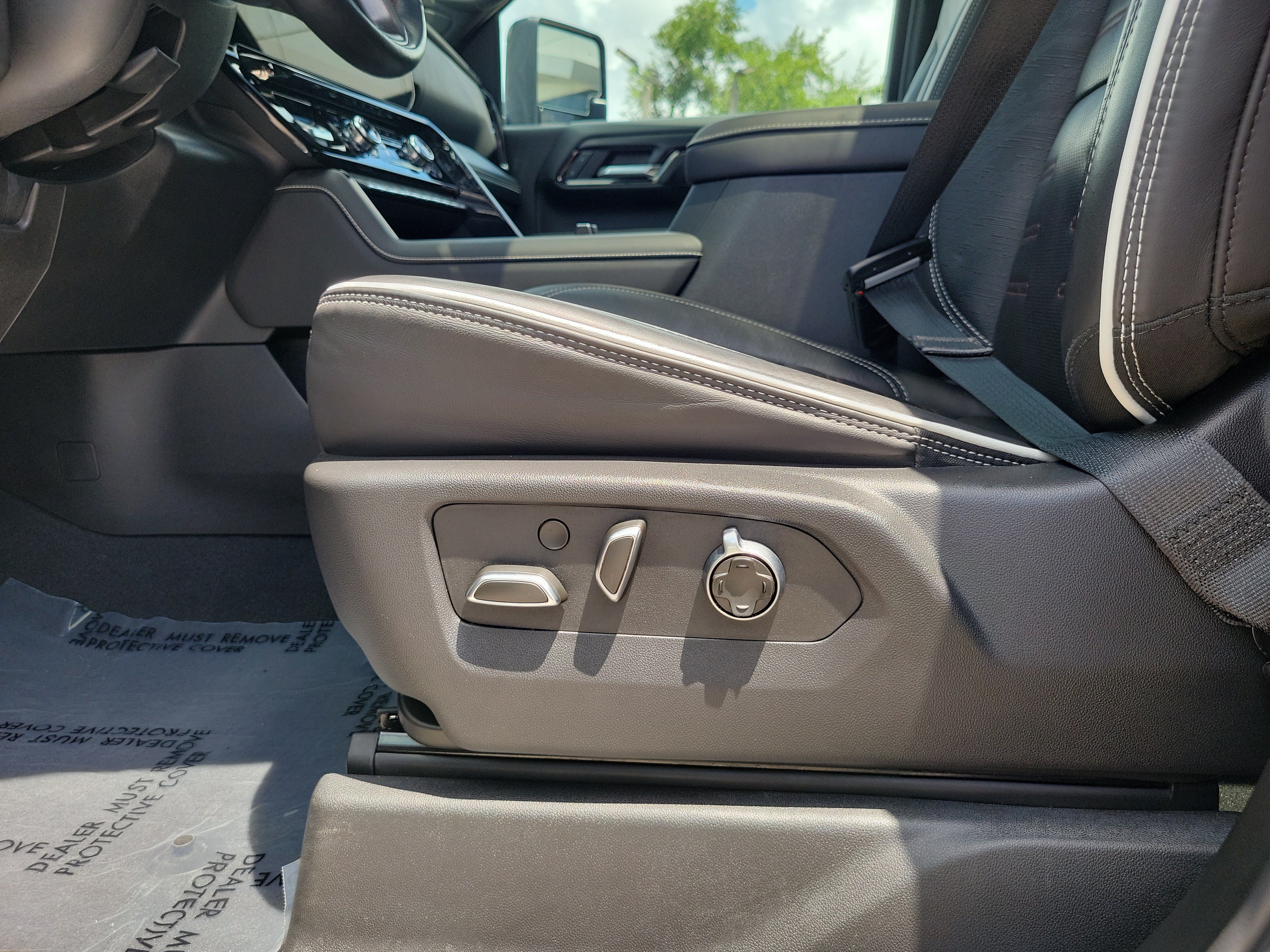 Used 2025 GMC Sierra 2500 AT4X AWD/4WD image 13