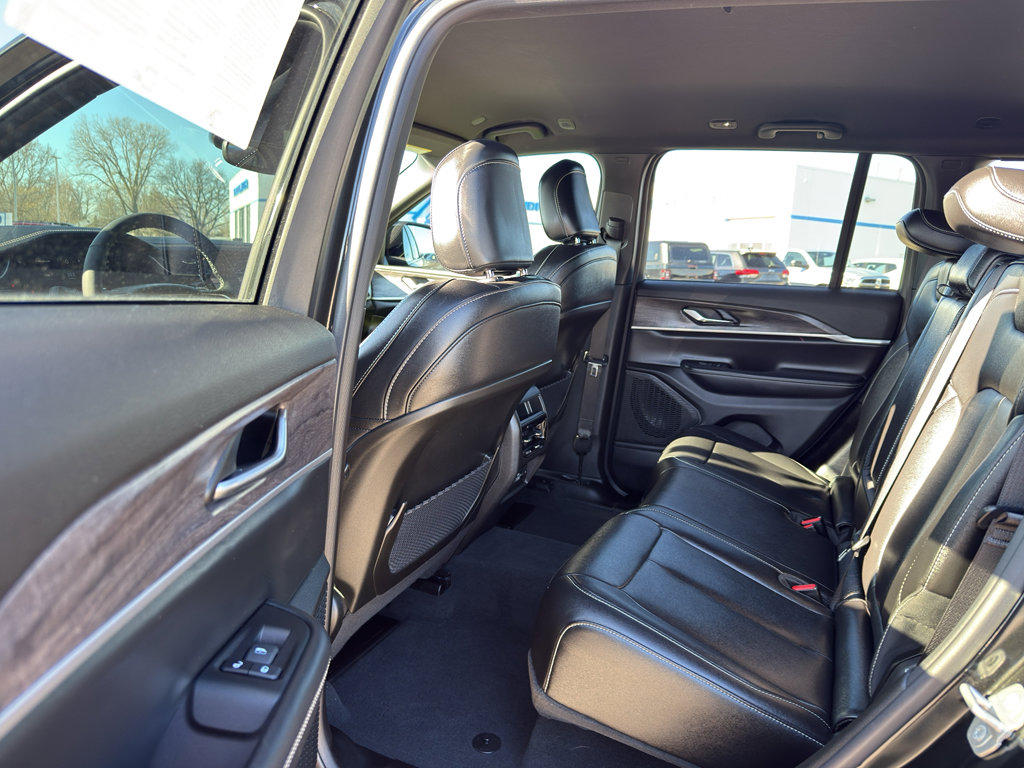 Used 2024 Jeep Grand Cherokee Limited w/ Black Appearance Package image 30