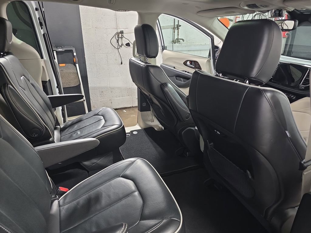 Used 2024 Chrysler Pacifica Limited image 11