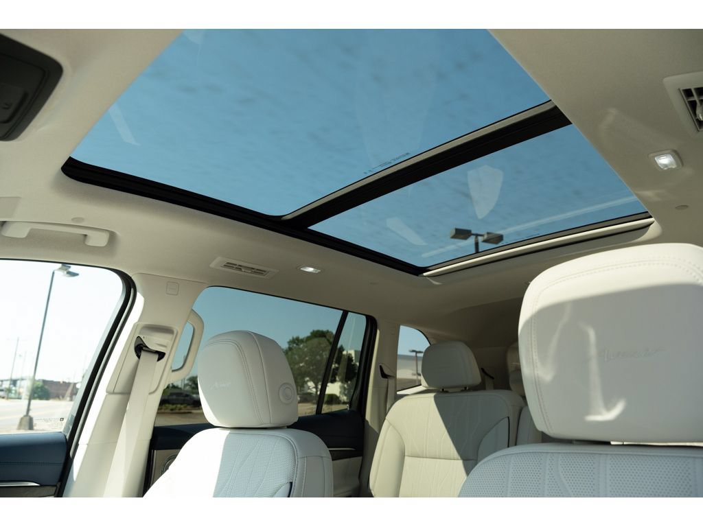 Used 2025 Buick Enclave Avenir w/ Super Cruise Package FWD image 16