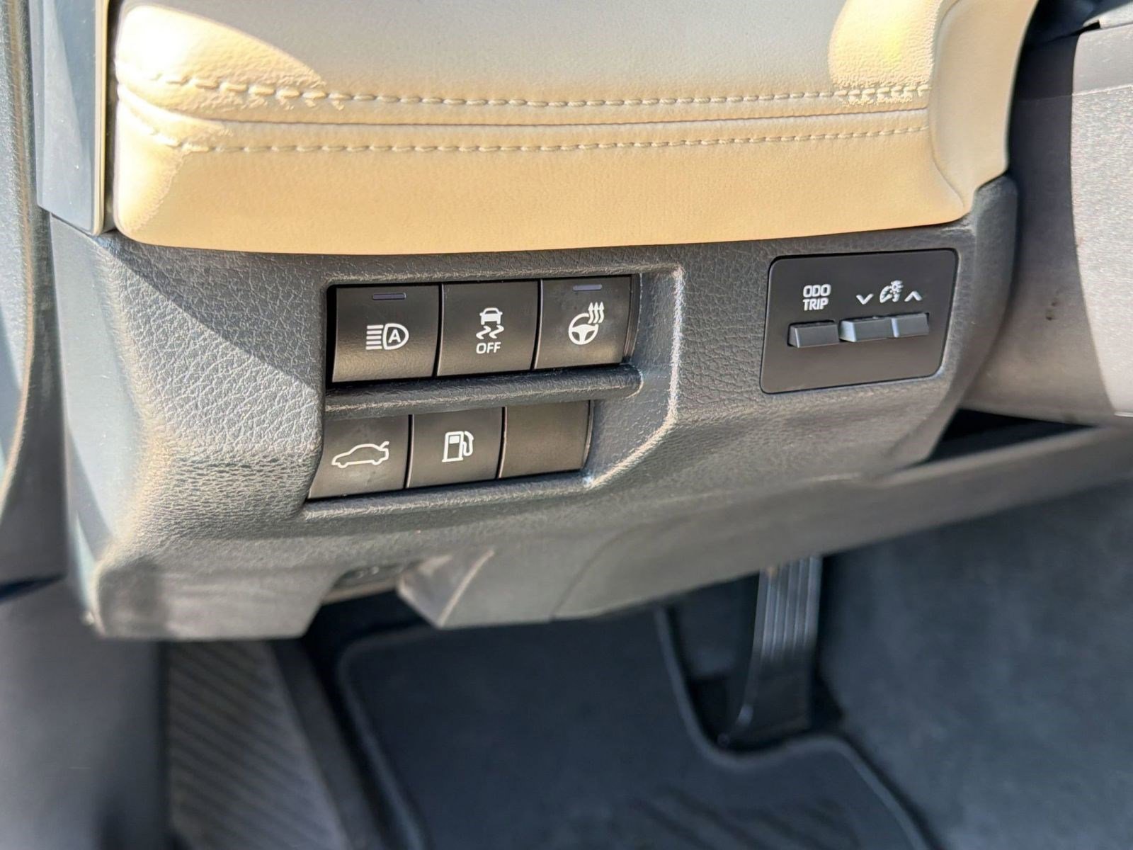 Used 2019 Toyota Avalon Limited image 19