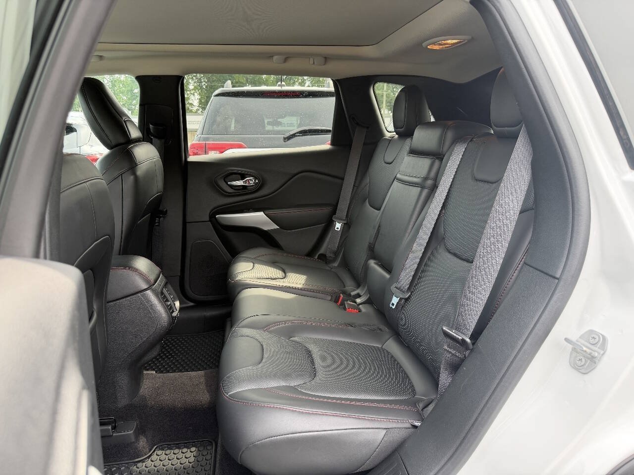 Used 2017 Jeep Cherokee Trailhawk AWD/4WD image 9