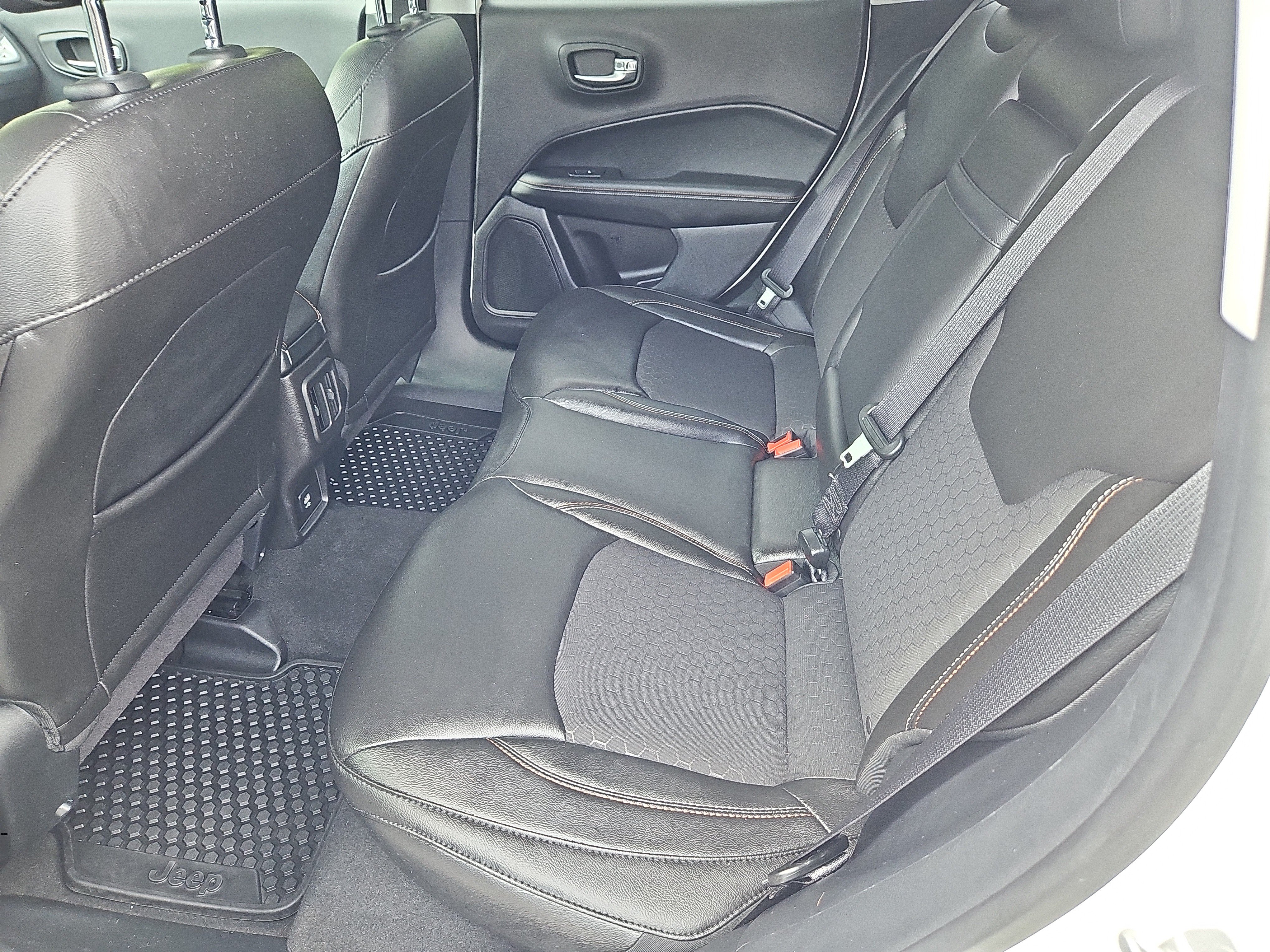 Used 2018 Jeep Compass Latitude w/ Cold Weather Group AWD/4WD image 32
