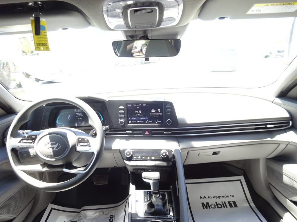 Used 2025 Hyundai Elantra Hybrid FWD image 23
