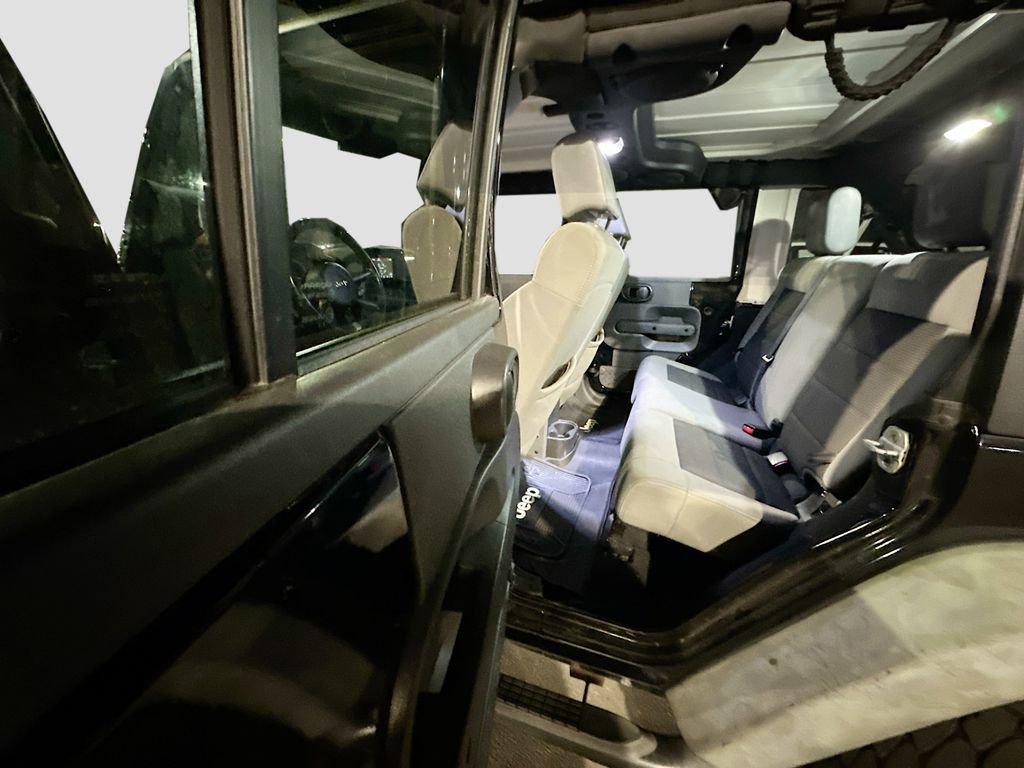 Used 2010 Jeep Wrangler Unlimited Rubicon image 15