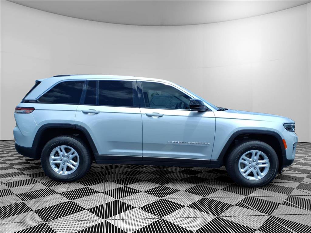 Used 2023 Jeep Grand Cherokee Laredo AWD/4WD image 30