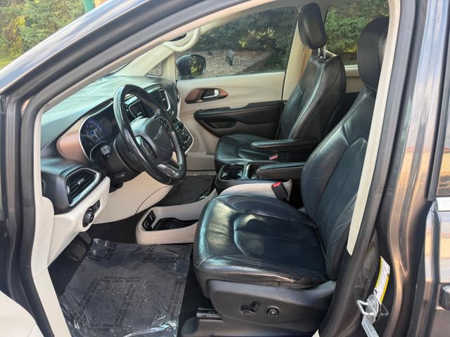 Used 2017 Chrysler Pacifica Touring-L w/ Tire & Wheel Group FWD image 6