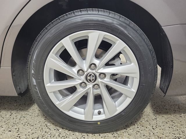 Used 2024 Toyota Camry LE w/ Convenience Package FWD image 8