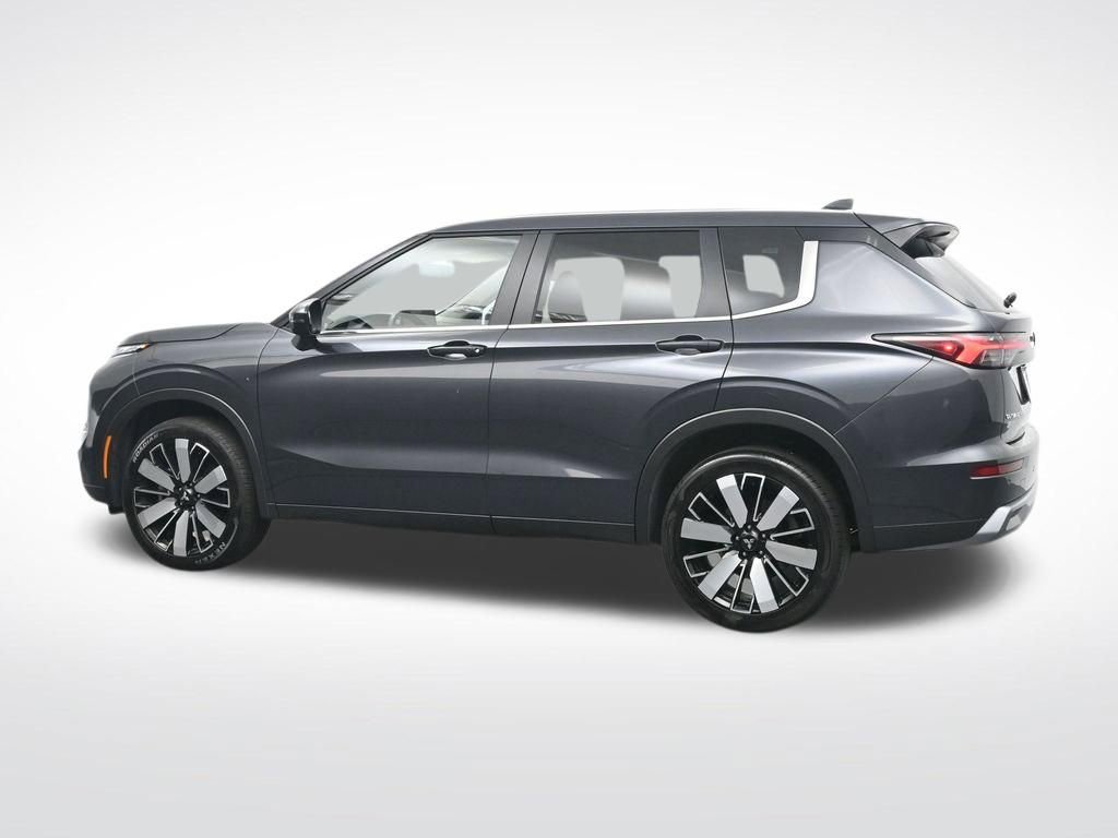 Used 2025 Mitsubishi Outlander SE image 10