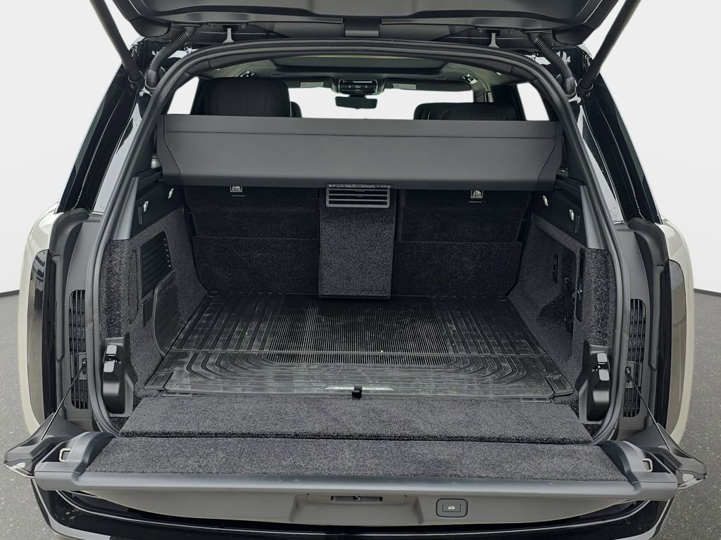 New 2025 Land Rover Range Rover SV image 12