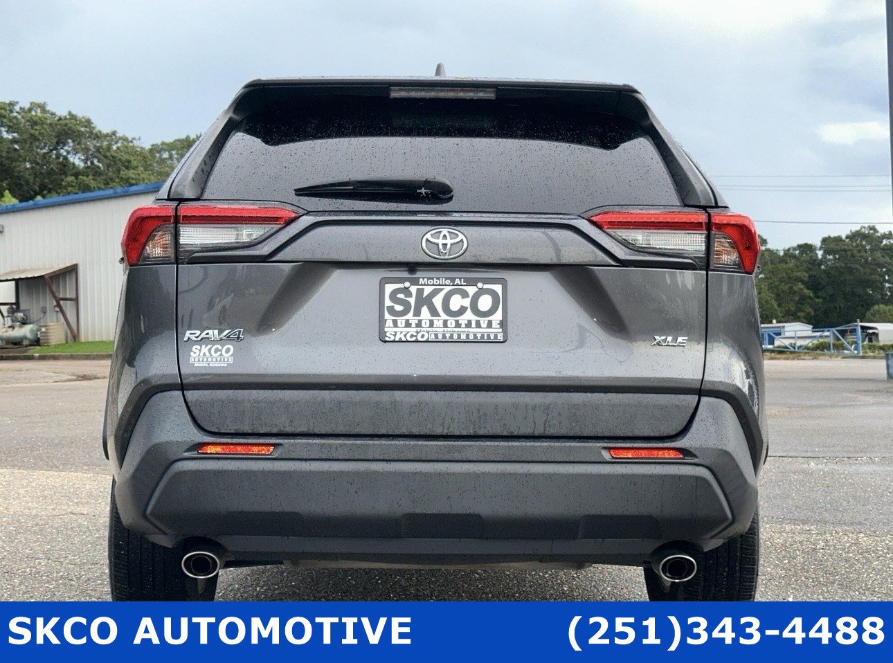 Used 2021 Toyota RAV4 XLE Premium FWD image 4