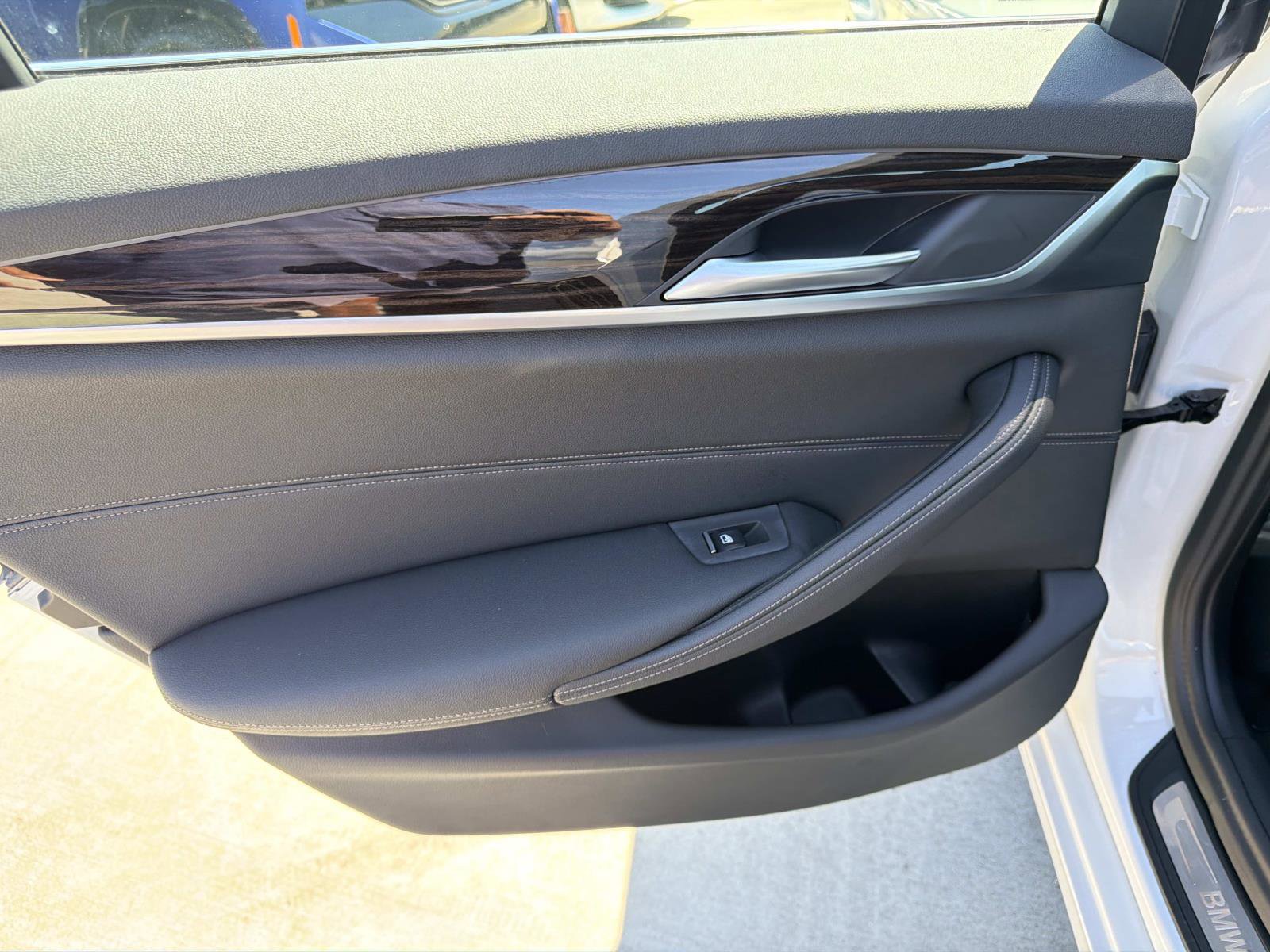 Used 2023 BMW 530e w/ Convenience Package image 9