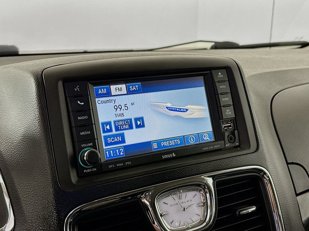 Used 2011 Chrysler Town & Country Touring-L FWD image 13