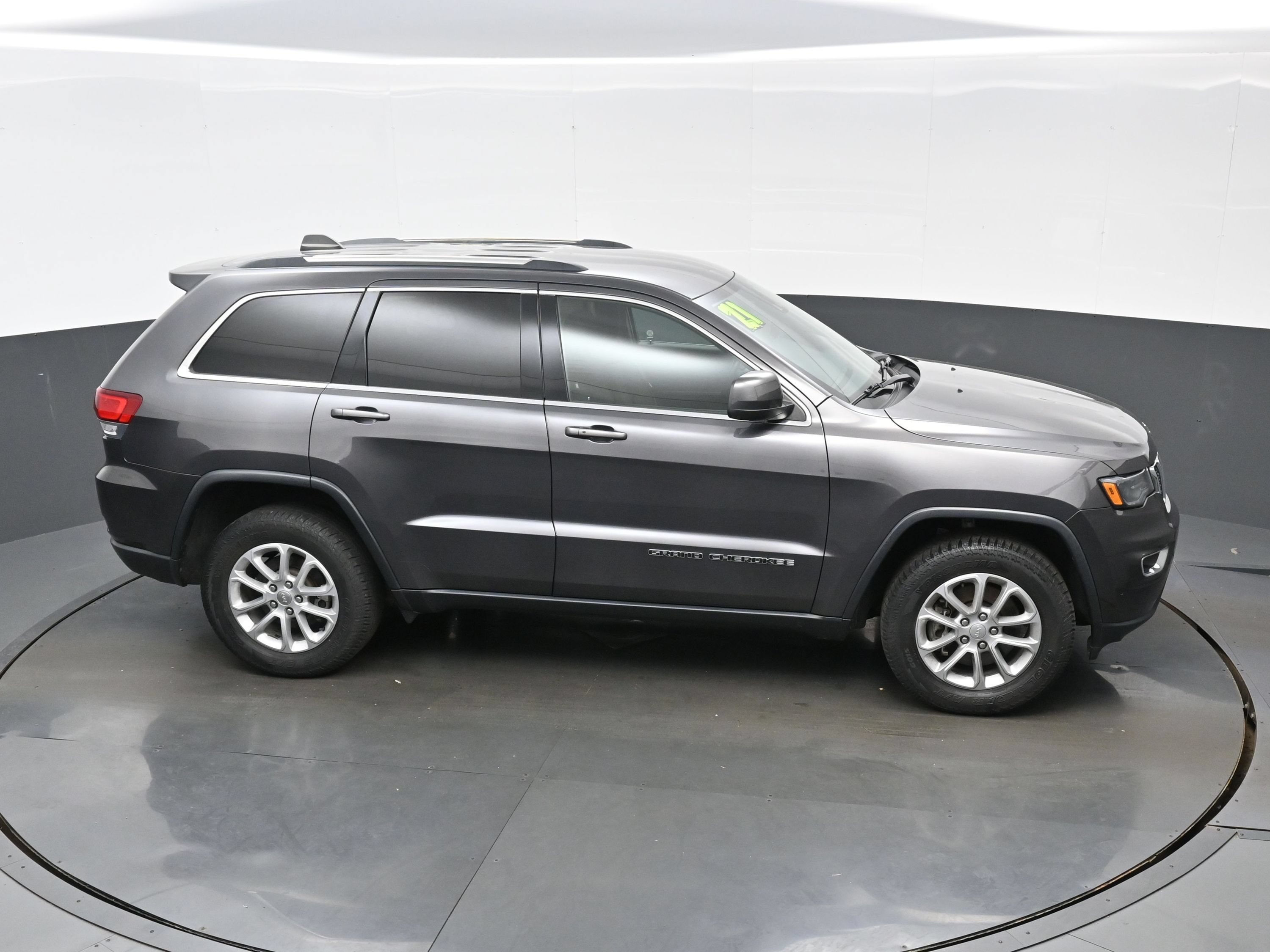 Used 2021 Jeep Grand Cherokee Laredo w/ Security & Convenience Group AWD/4WD image 37