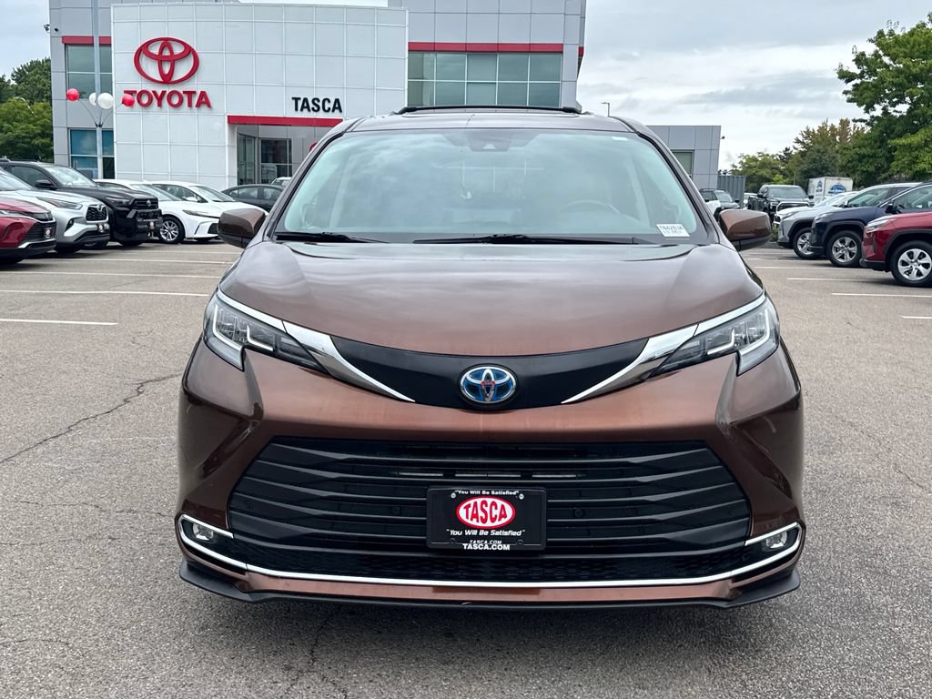 Used 2021 Toyota Sienna XLE w/ XLE Plus Package AWD/4WD image 2