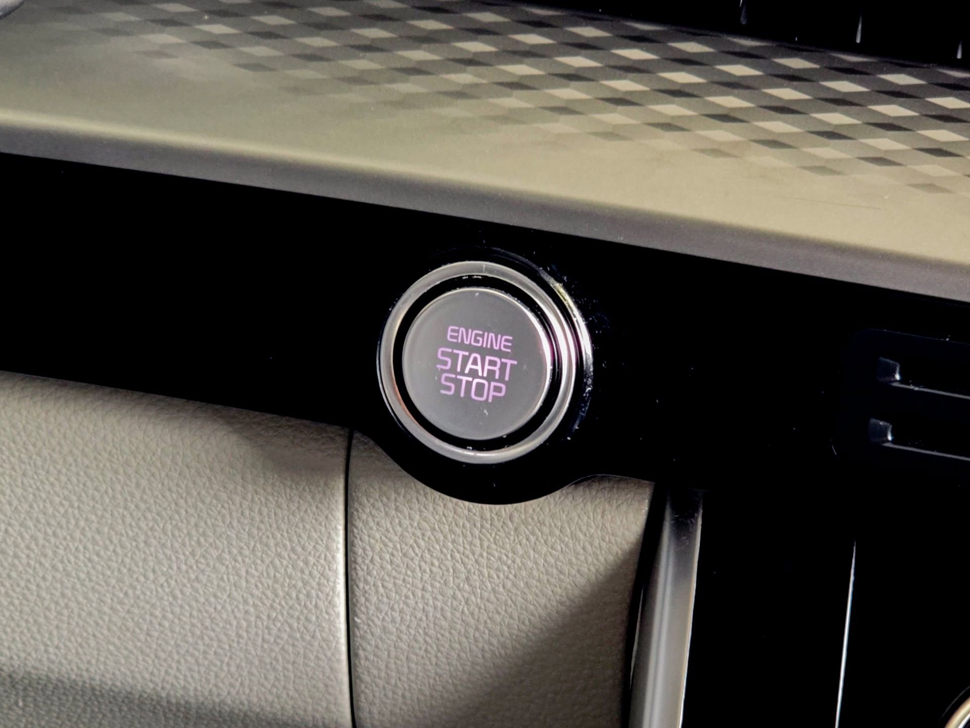 Used 2023 Kia Carnival LX image 14