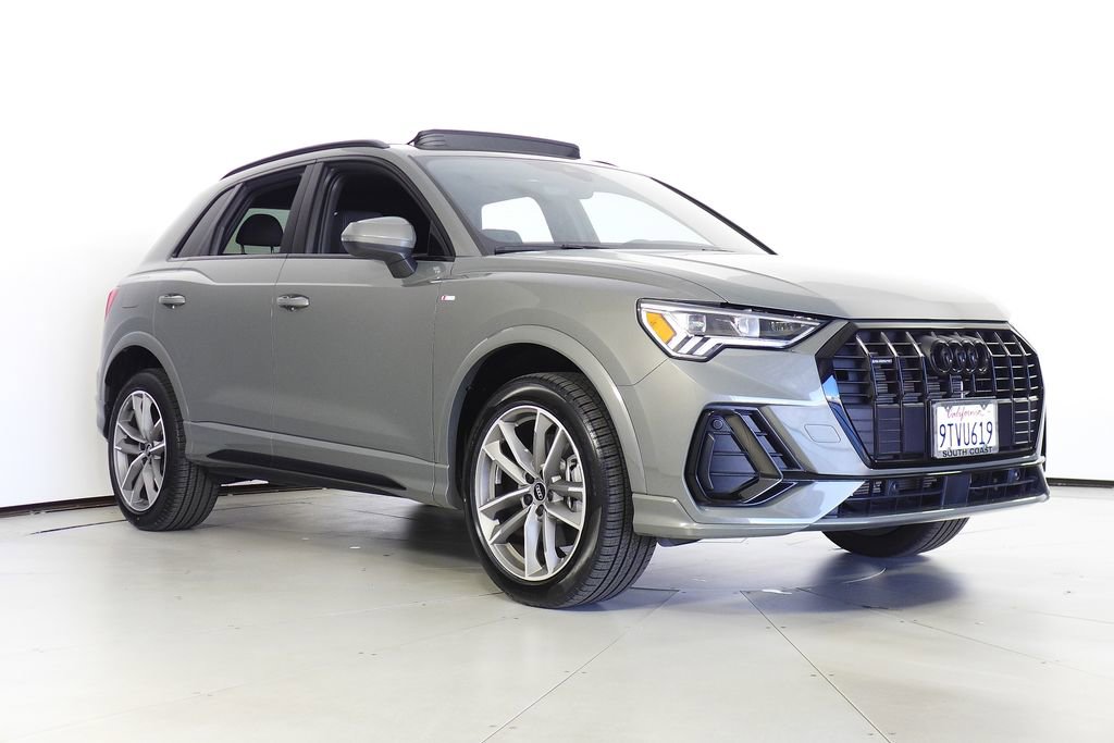 Used 2025 Audi Q3 2.0T Premium w/ Black Optic Sport Package image 4