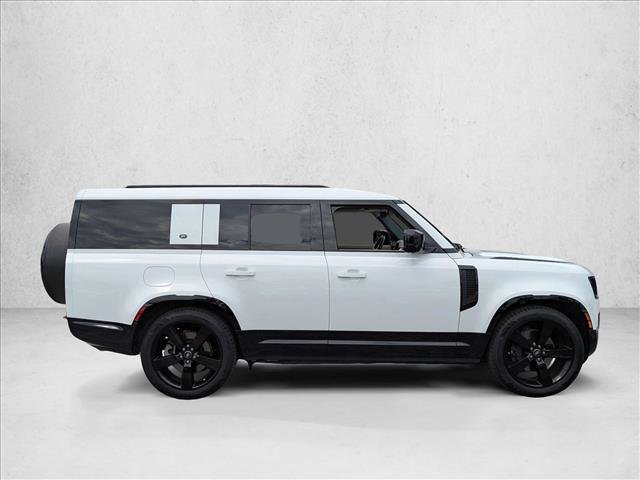 Used 2024 Land Rover Defender 130 X-Dynamic SE image 4
