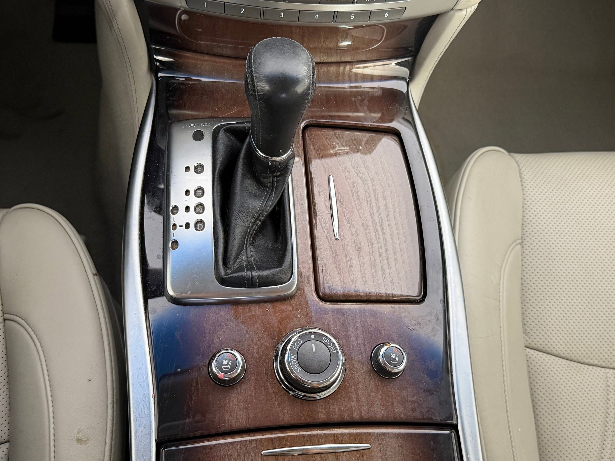 Used 2011 INFINITI M56 w/ Deluxe Touring Pkg image 16