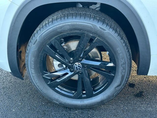 New 2026 Volkswagen Atlas Cross Sport SEL R-Line image 9