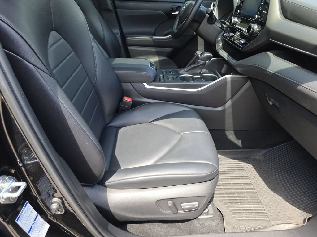 Used 2022 Toyota Highlander XLE AWD/4WD image 17