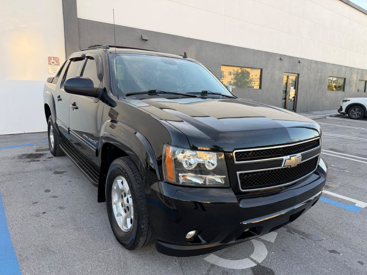Used 2011 Chevrolet Avalanche LS w/ Convenience Package RWD image 6