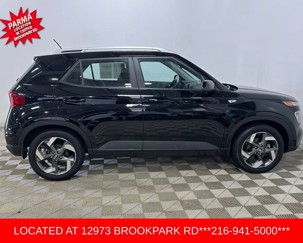 Used 2023 Hyundai Venue SEL FWD image 4