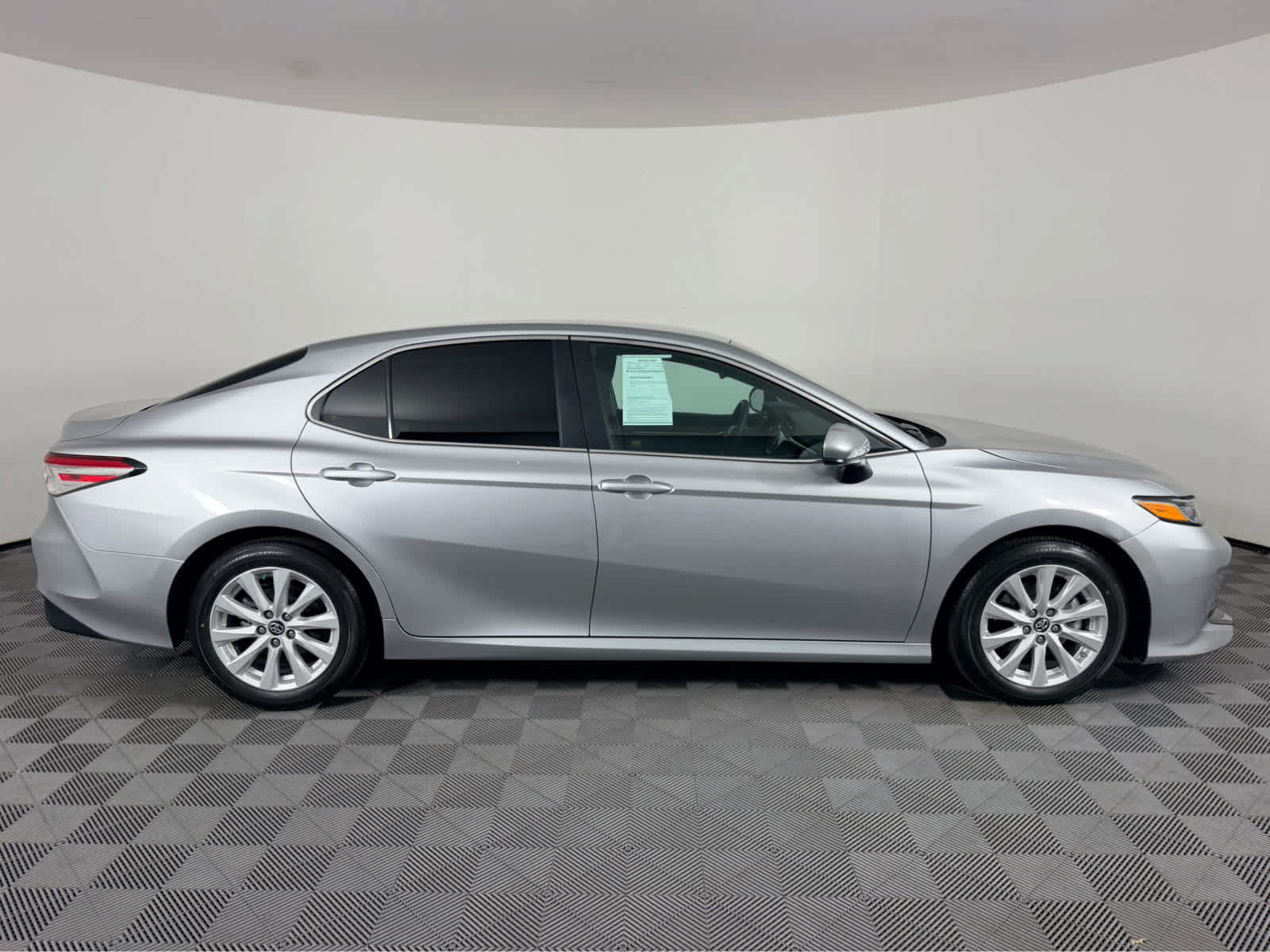 Used 2018 Toyota Camry LE FWD image 2